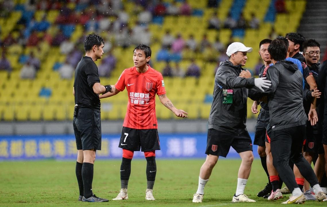 球队主帅临危受命，带领球队获胜