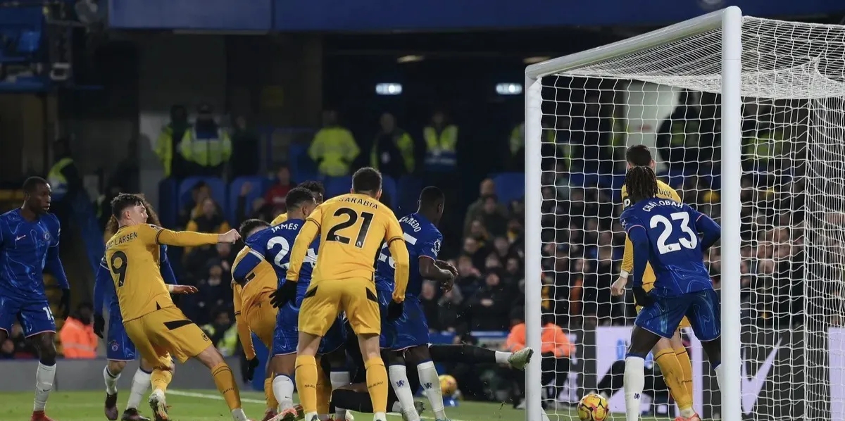 开云体育官方网站-包含足球场上一场职业球员表现出色的比赛打破现场寂静的词条