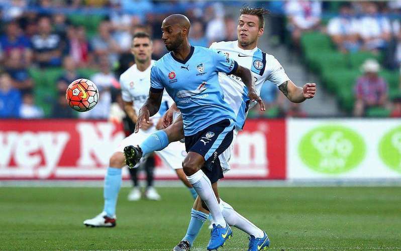 包含足球场上一场职业球员表现出色的比赛打破现场寂静的词条