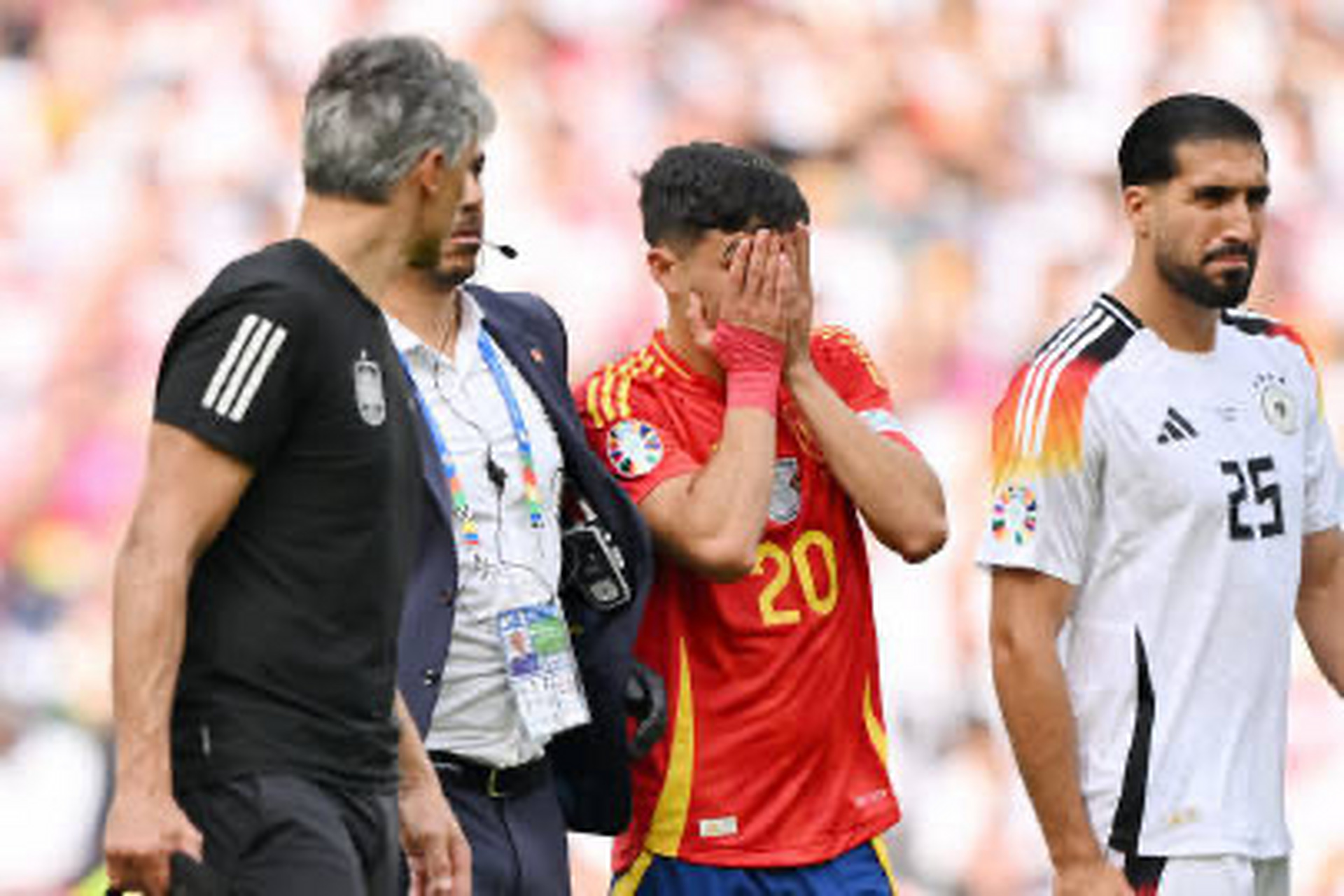 包含西班牙球队与日本球队在联赛中交手，激烈对抗的词条