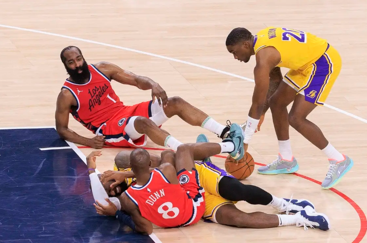 快船大胜湖人，比赛激烈精彩