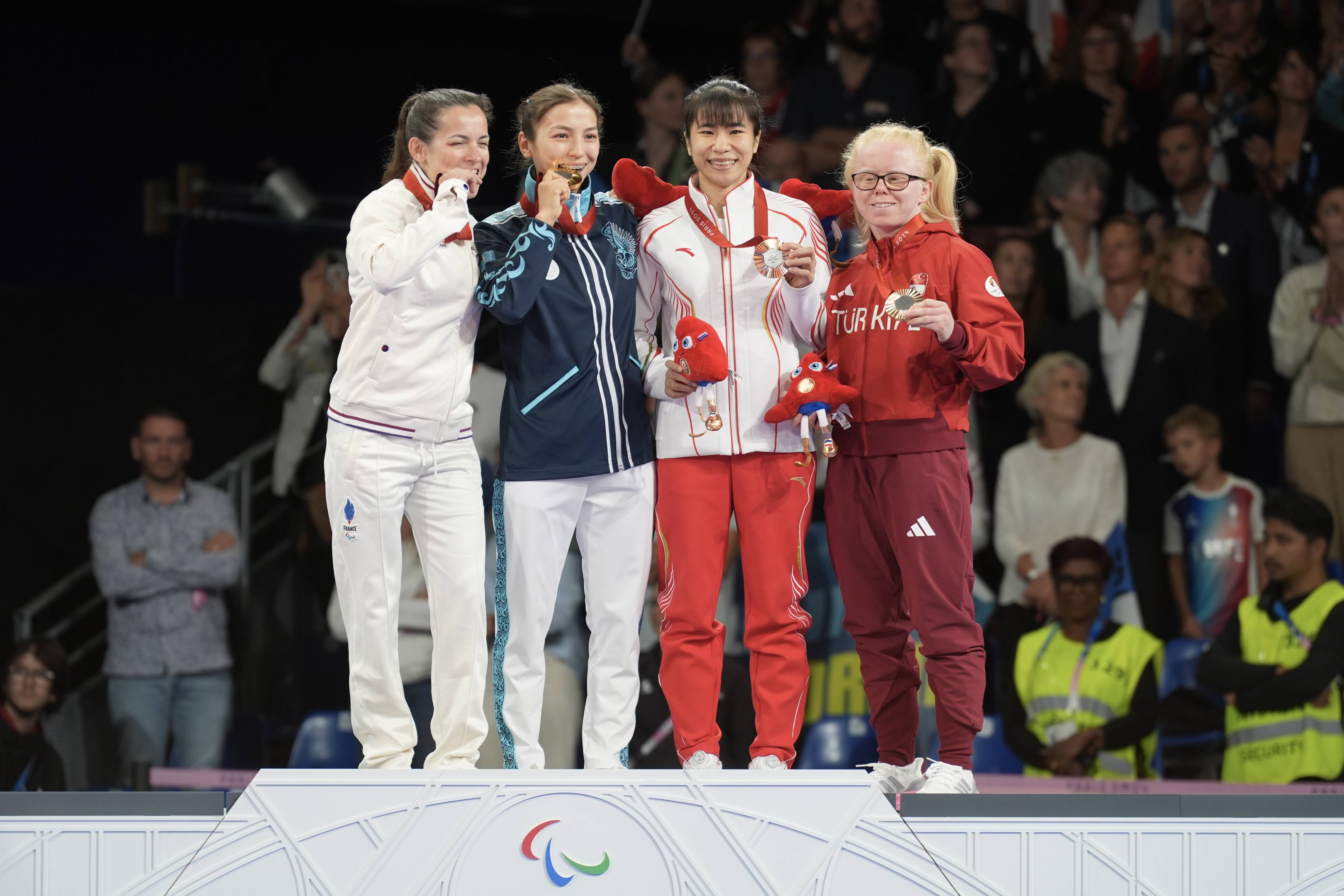 美国选手在柔道比赛中获得铜牌