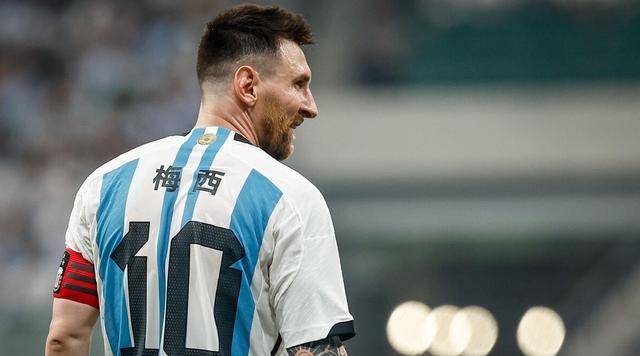 包含梅西回归新东家，球迷翘首期待巅峰对决的词条