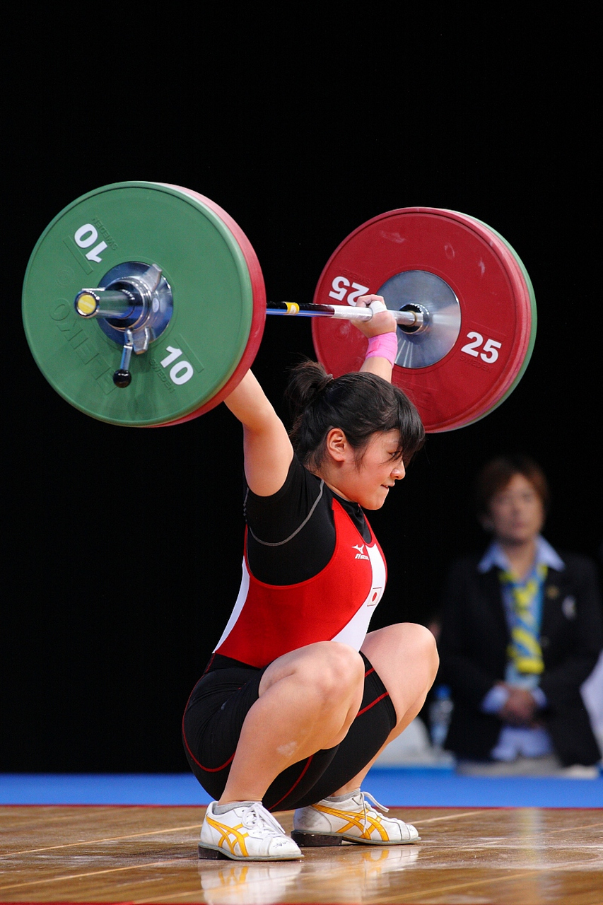 开云官网-举重运动员挺身而出，完成最艰难动作