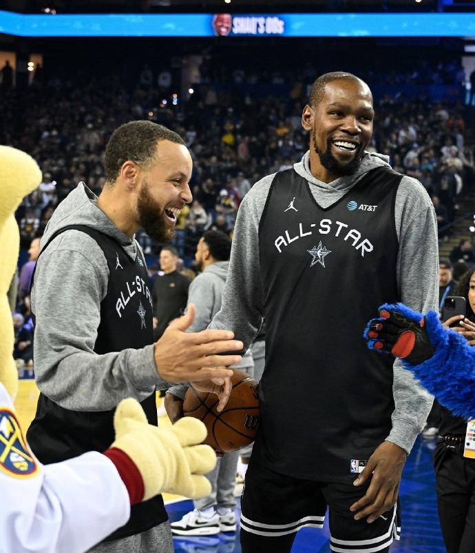 开云平台-NBA球员云集全明星周末活动，嘉年华热闹