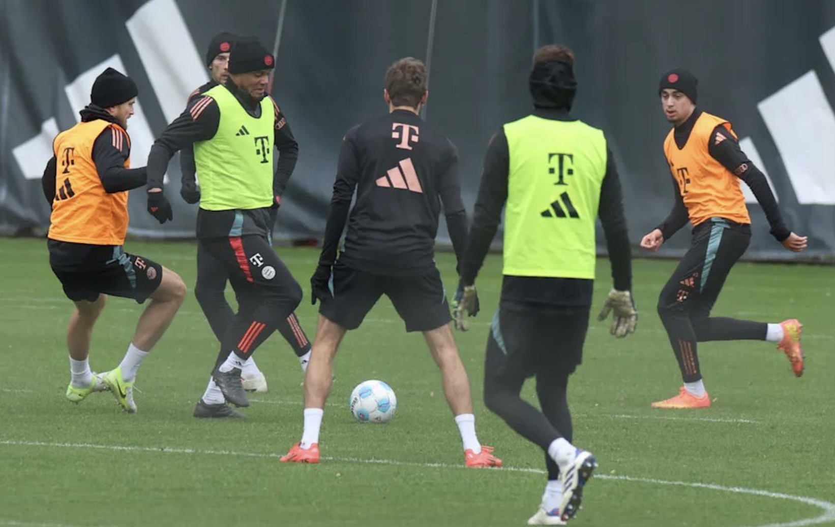 主教练因病缺席，球队表现出色自救的简单介绍