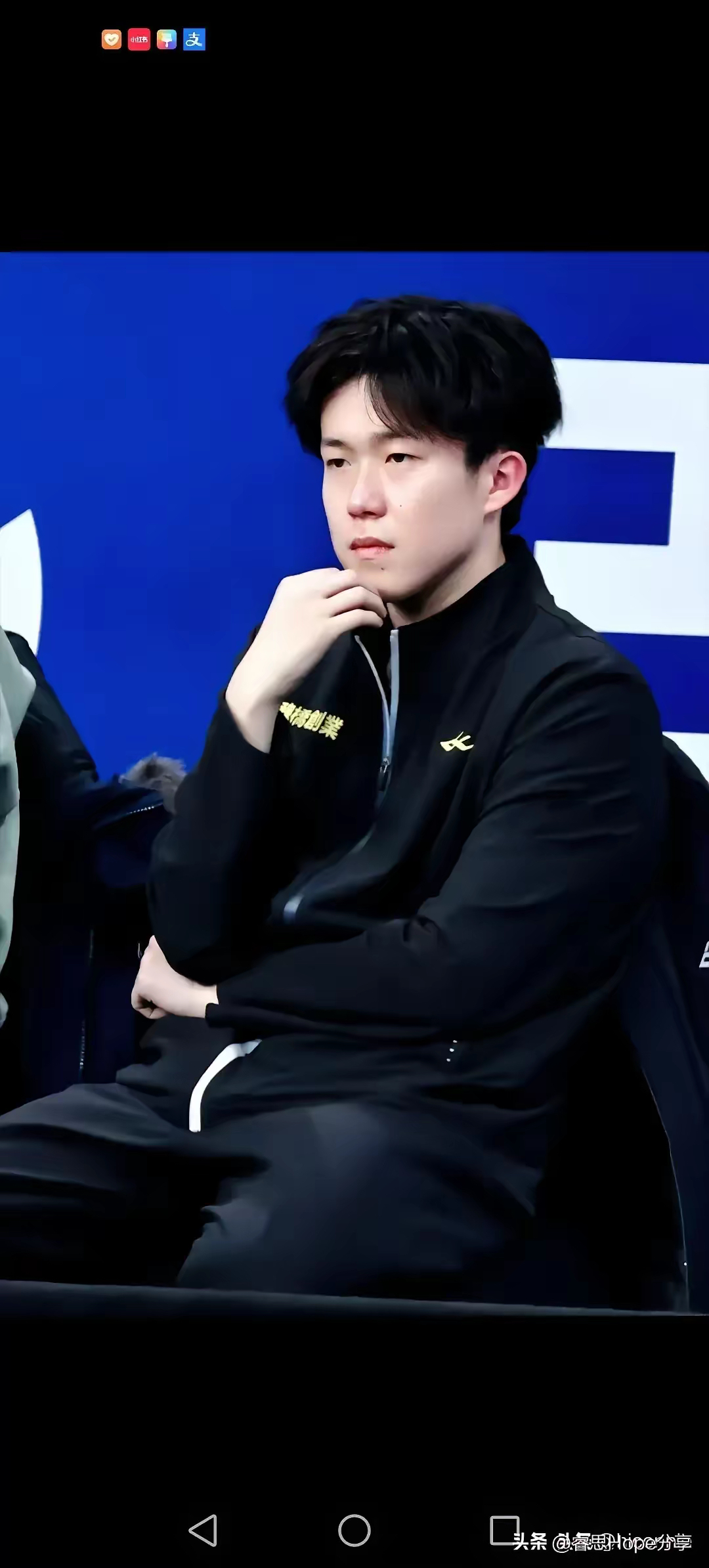 著名球队在比赛中展现出色表现，赢得观众喝彩