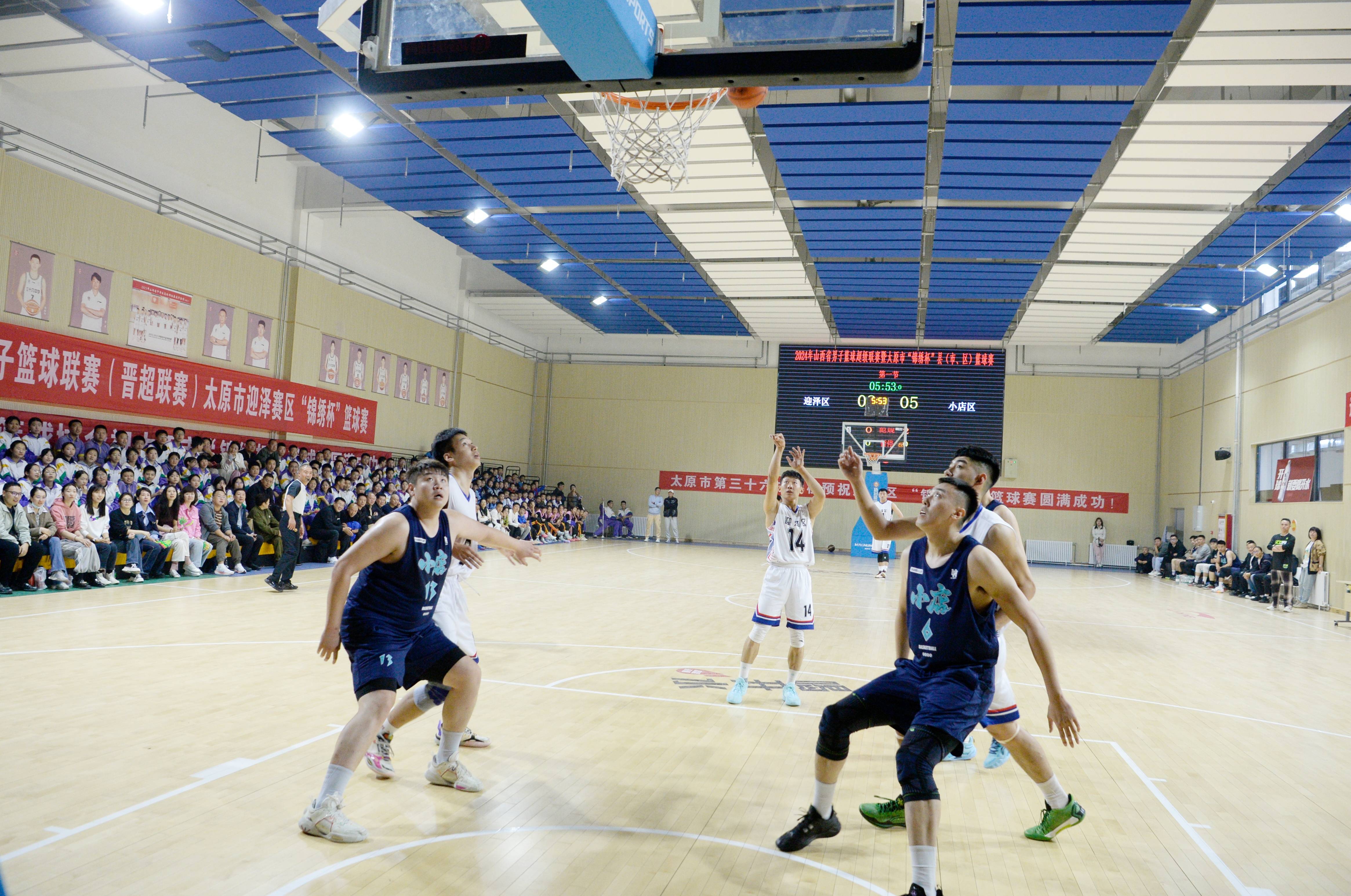 热烈的篮球比赛，场上的精彩镜头不容错过