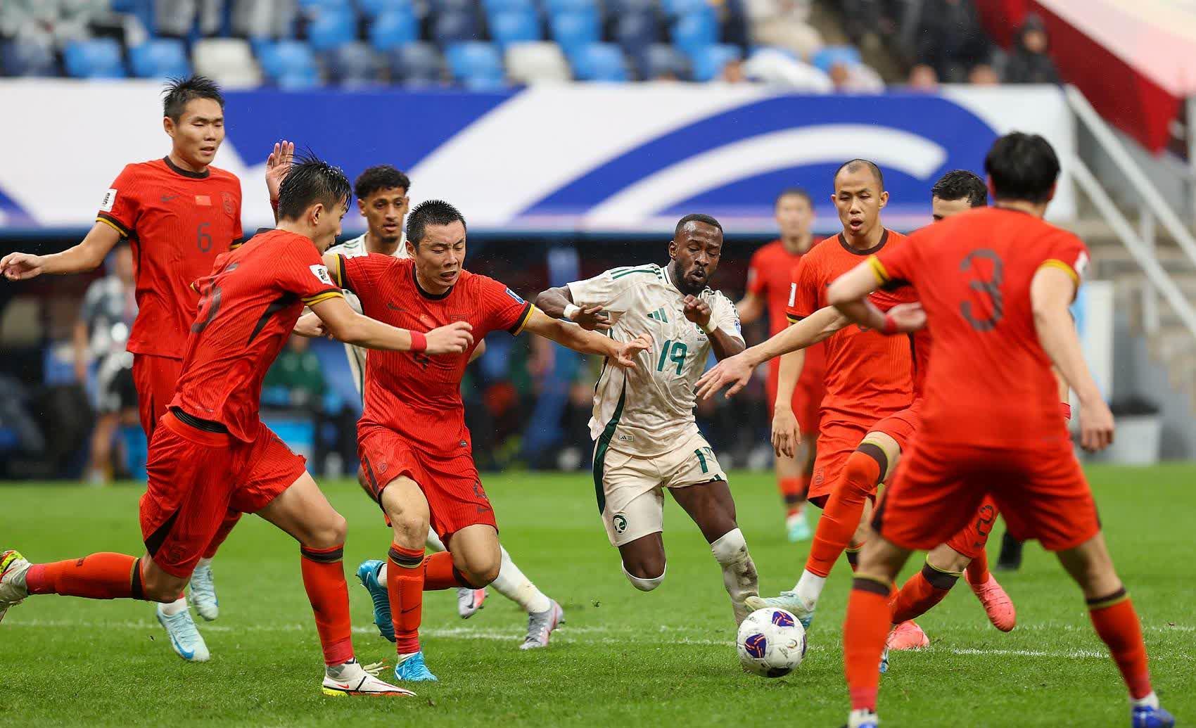 开云体育在线-男子足球比赛打入关键进球，带队晋级