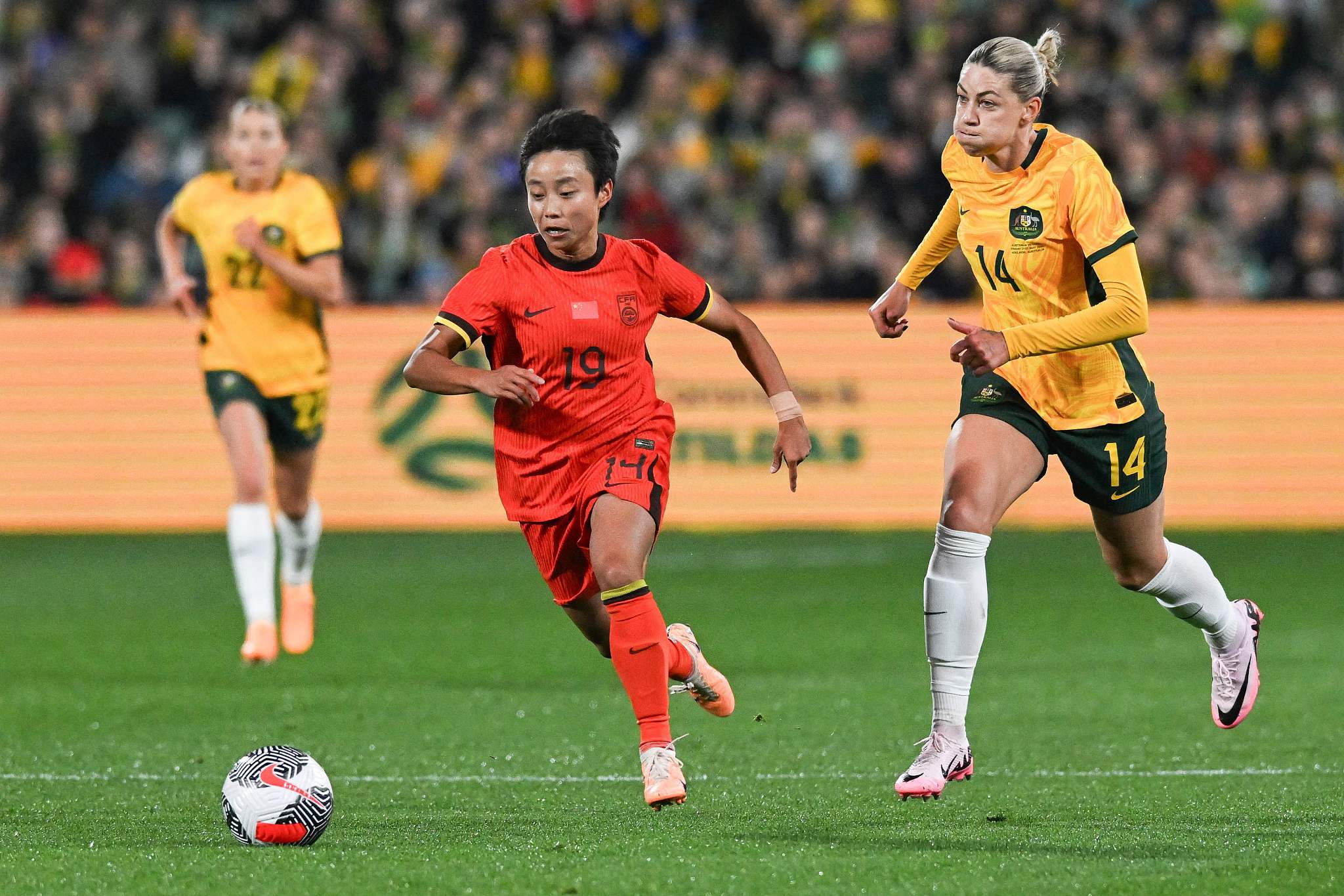 开云体育在线-尽展风采：女子足球比赛现场火爆