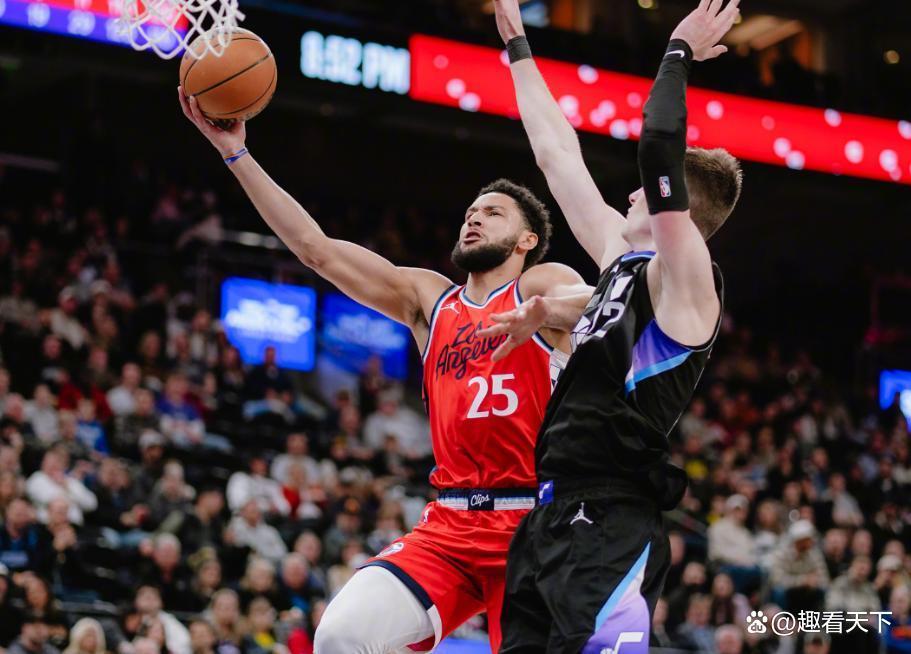开云体育平台APP-爵士球员精彩连线传球，打破对手围堵