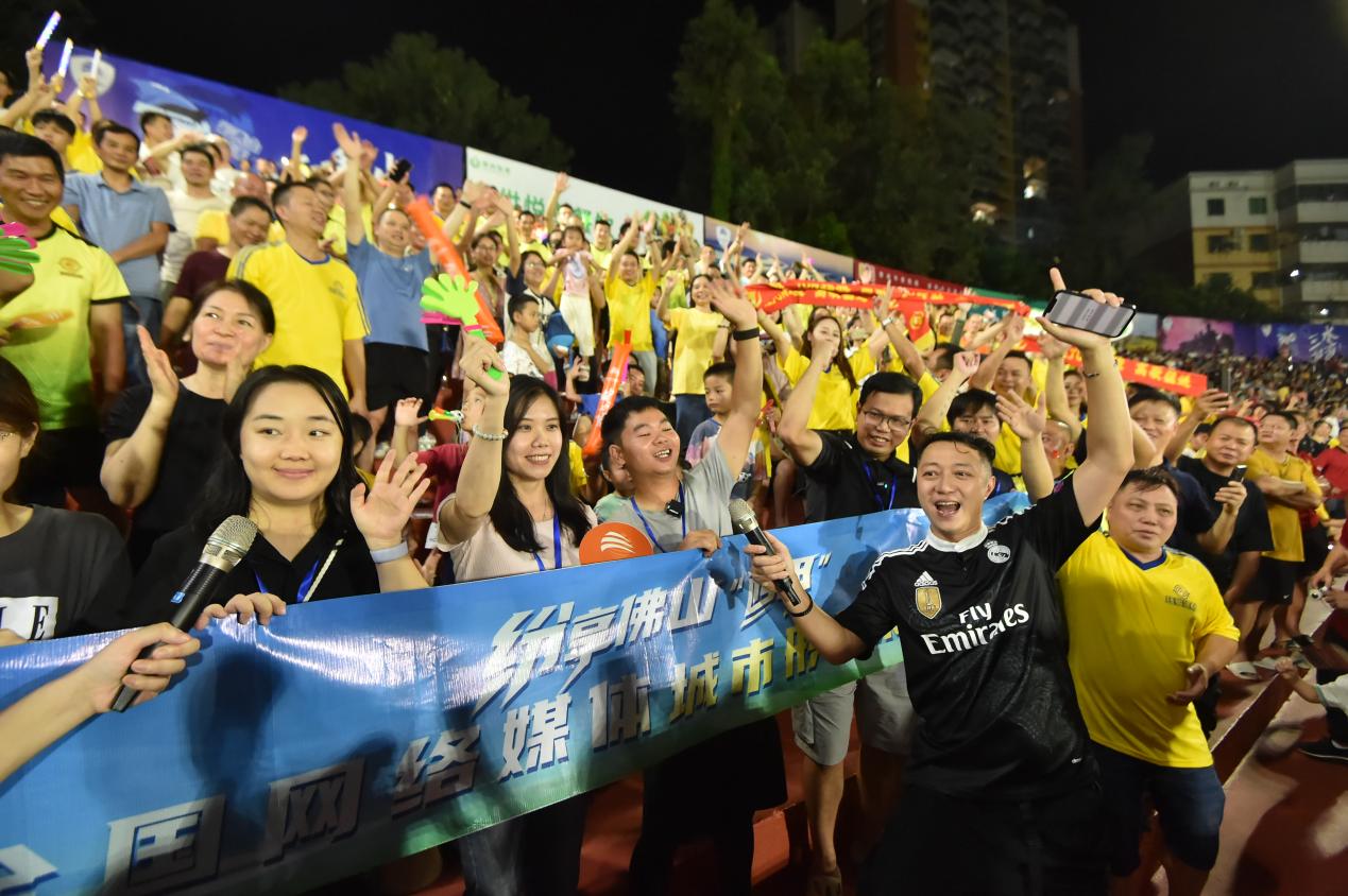 开云体育中国-足球盛事观众热情高涨，现场气氛热烈