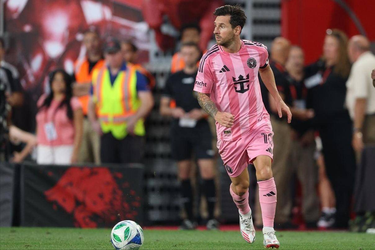 包含巴萨客场逆转，梅西梅开二度的词条