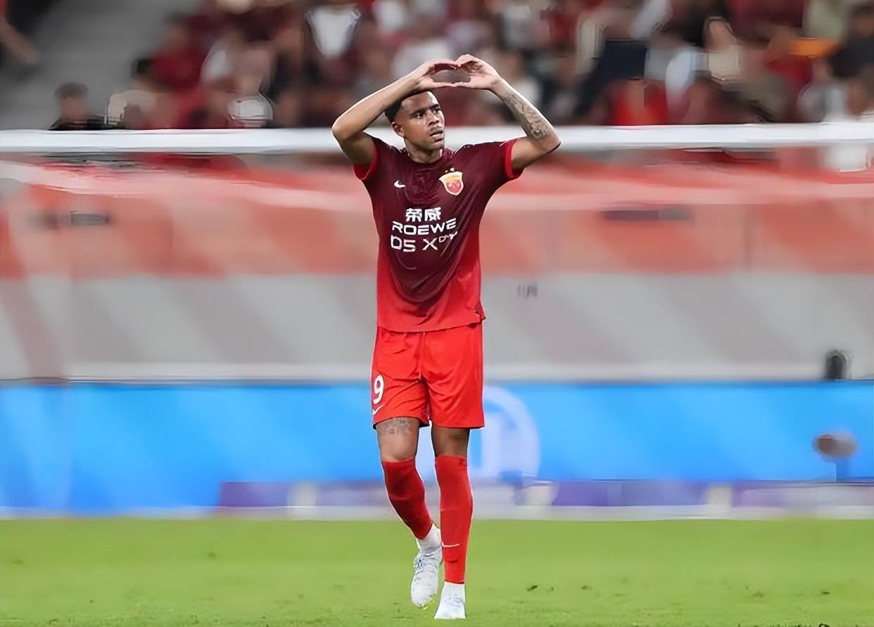 炮击门柱：上港前锋射门击中门柱险些得分！