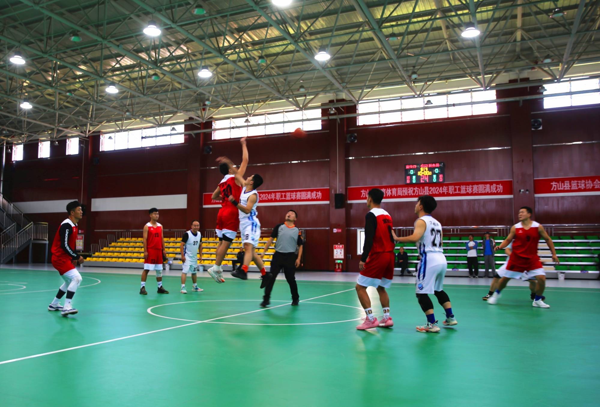 球员们在比赛中全力以赴，赢得掌声