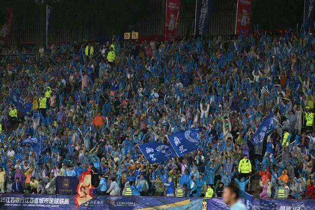 开云体育平台APP-球迷们为自己支持的球队加油助威