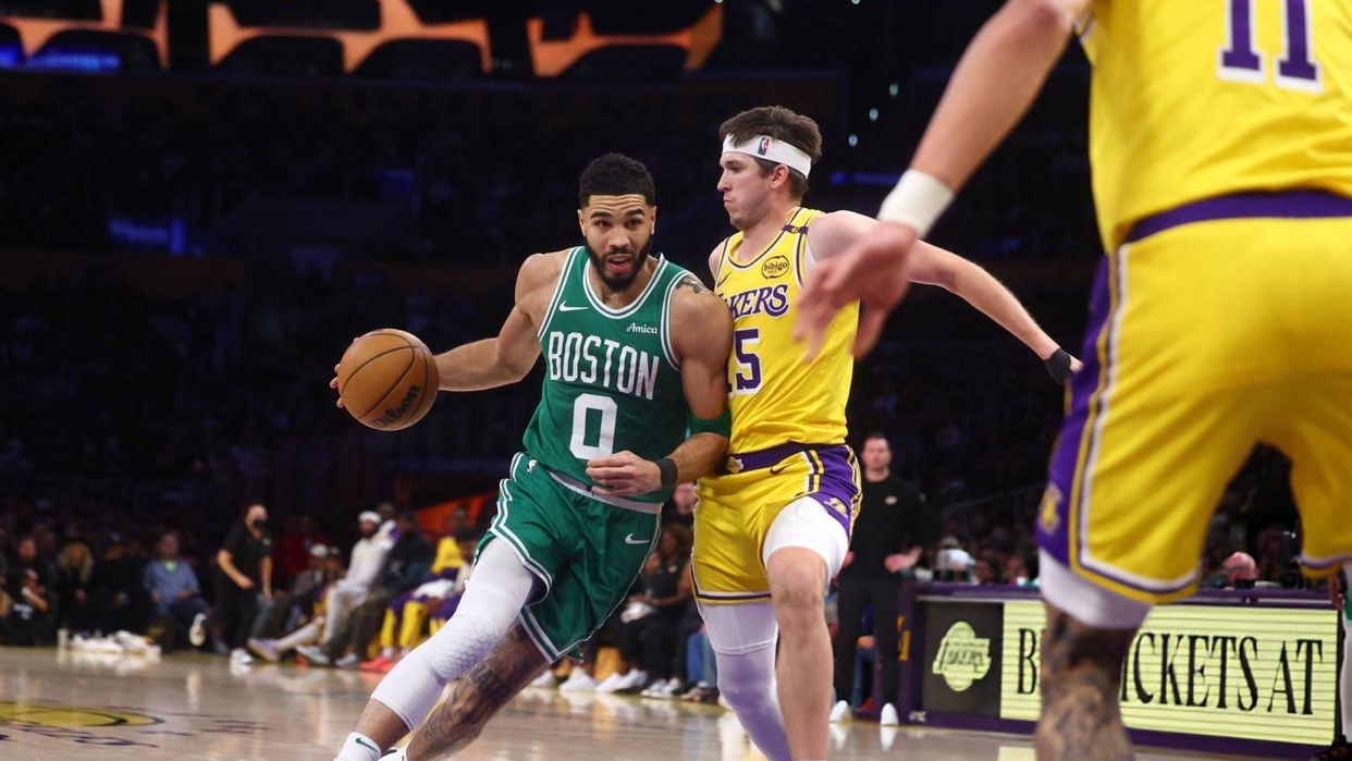 赛场一幕！凯尔特人战湖人，马库斯凯里分