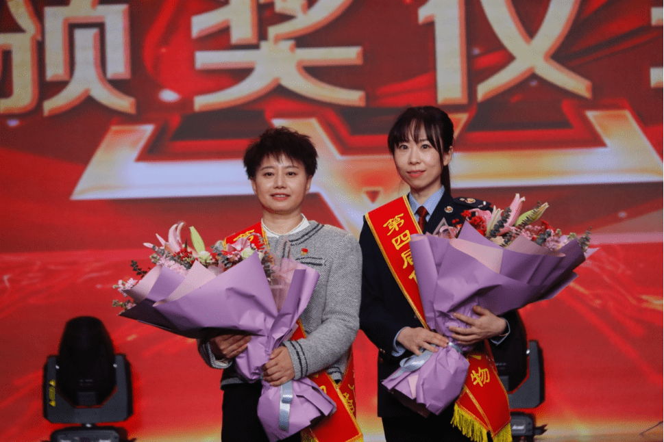 开云下载-领奖仪式感人至深，动人瞬间感动无数观众