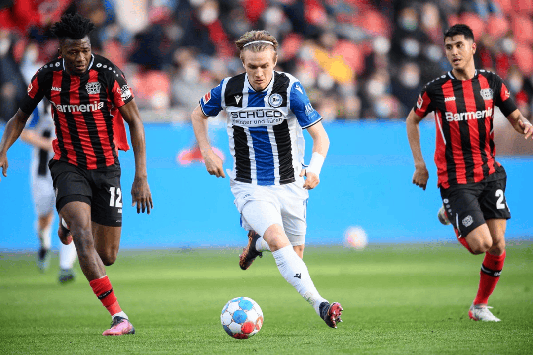 包含勒沃库森边锋连续破门，帮助球队连克对手的词条