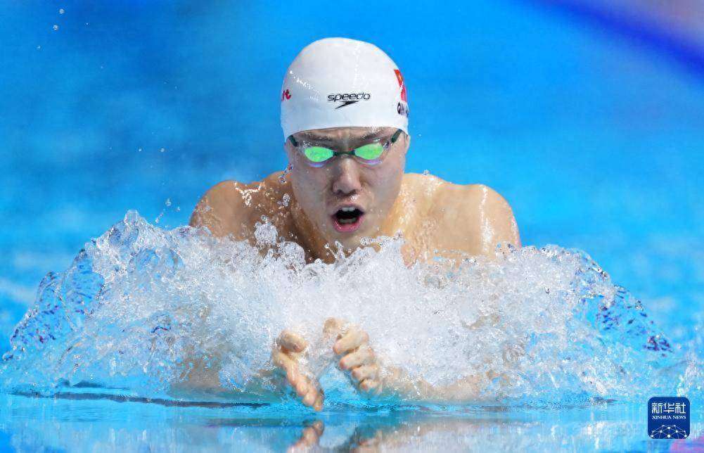 游泳比赛激情追求！巴西选手意志坚定夺冠！