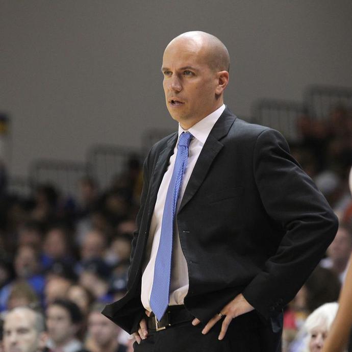 包含都灵球员公开挑战主帅决策，引发内部危机的词条