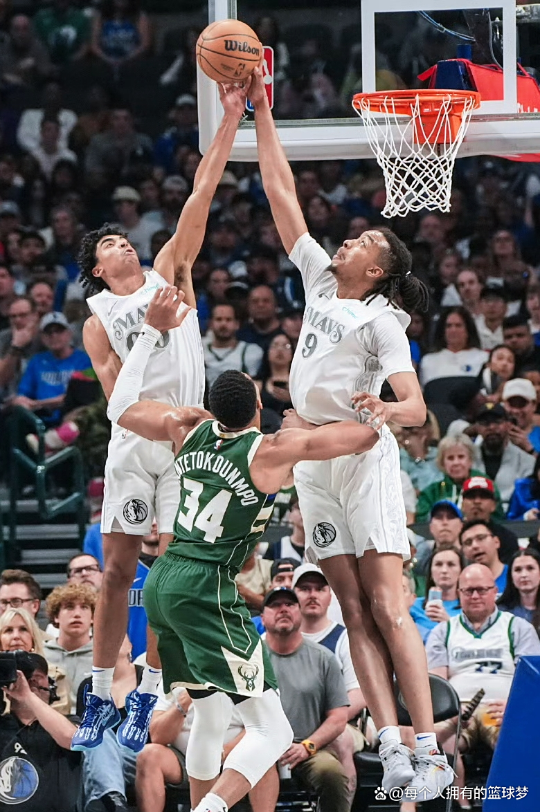 关于雄鹿战胜独行侠，字母哥表现抢眼的信息