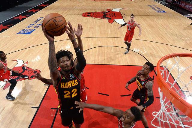 老鹰终结连败，大胜公牛