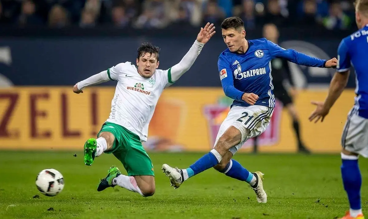 沙尔克04年轻后卫获得首发机会，表现亮眼