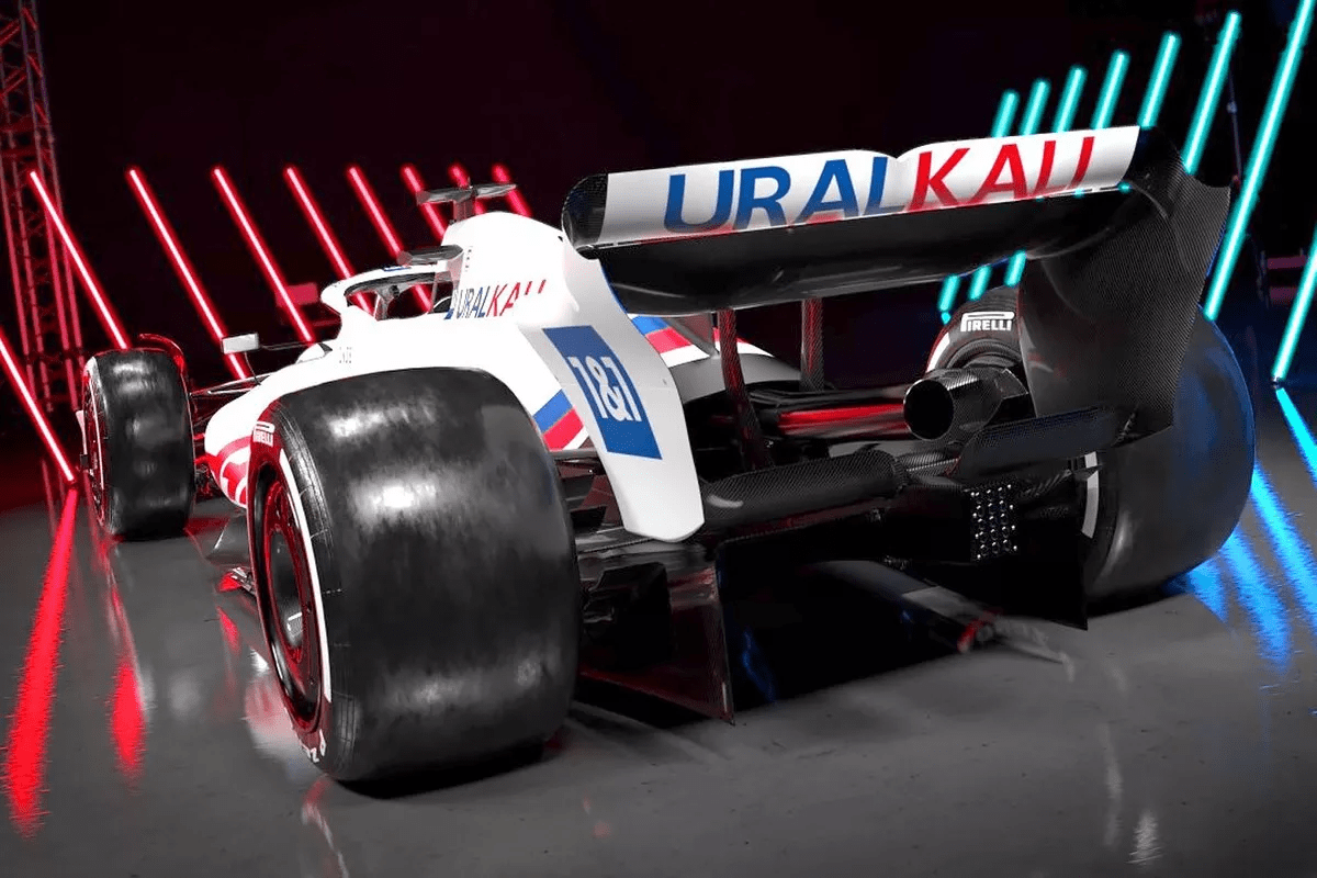 包含哈斯车队碾压法拉利，皮亚斯特里刷新纪录的词条