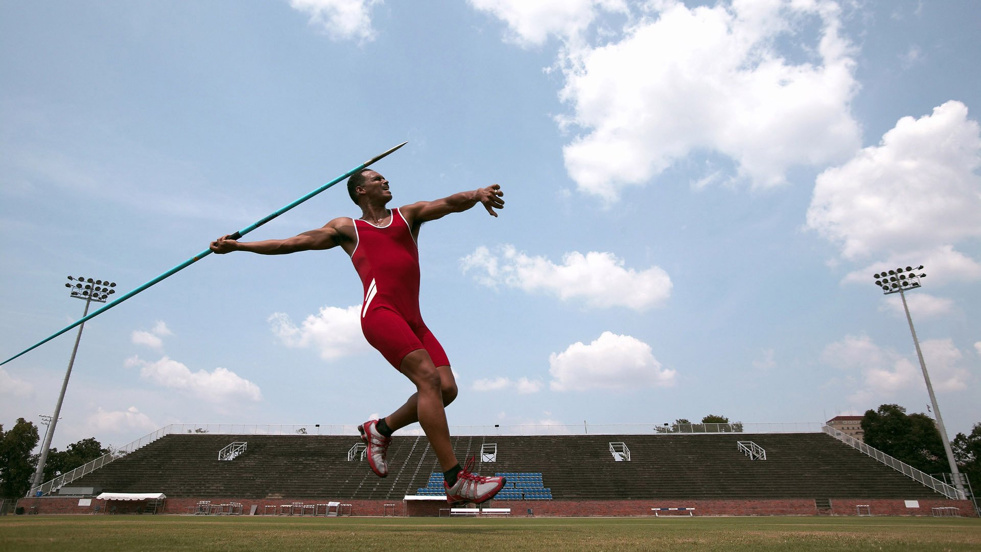 街道赛的轰鸣与足球的欢呼,英格兰在F1焦点战中超车巴拉圭