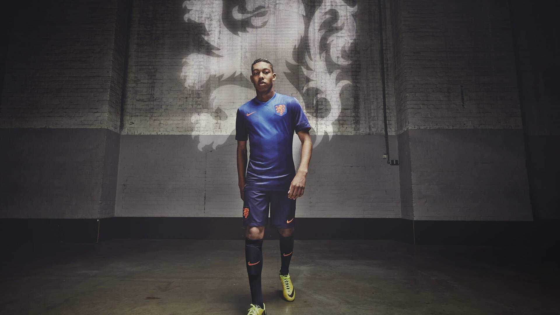 翡冷翠之矛刺穿数学足球，迪巴拉的热焰与黄潜的战术交响乐